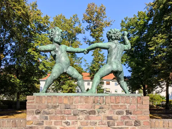 202310080-16 - Skulptur in der Siedlung Siemensstadt in Siemensstadt, Berlin, Deutschland