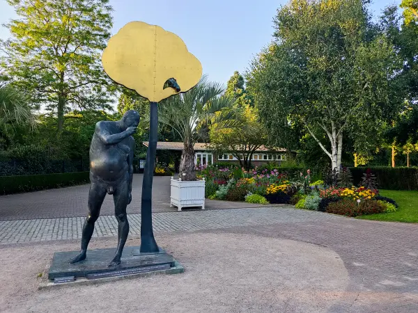 202308221-22 - Skulptur vor dem Loki-Schmidt-Garten in Klein Flottbek, Hamburg, Deutschland