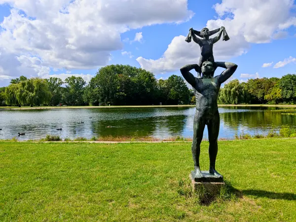 202308090-40 - Skulpturen vor dem Segelteich in Halle, Sachsen-Anhalt, Deutschland
