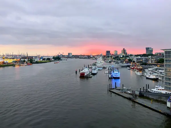 202308231-45 - Sonnenuntergang über der Elbe an der HafenCity, Hamburg, Deutschland