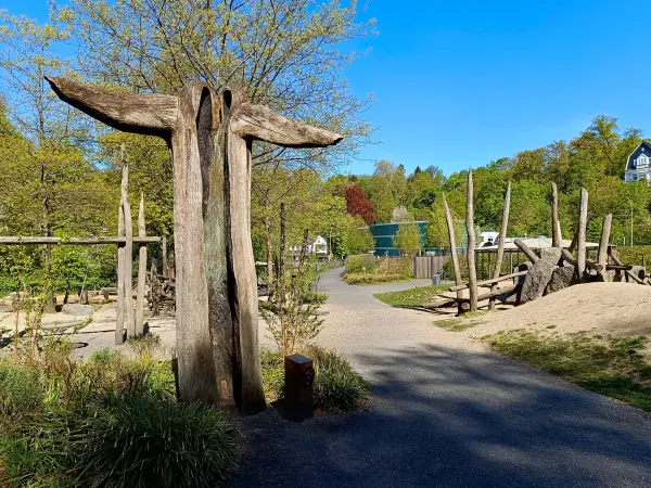202604230-25 - Spielplatz am Neanderthal-Museum im Düsseltal, Bergisches Land, Nordrhein-Westfalen, Deutschland