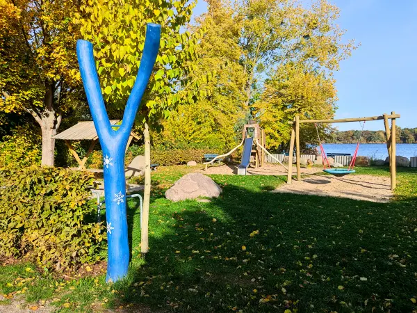 202310300-12 - Spielplatz am Tiefwarensee bei Waren, Mecklenburgische Seenplatte, Mecklenburg-Vorpommern, Deutschland