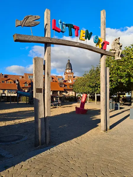 202510180-28 - Spielplatz in Waren, Mecklenburgische Seenplatte, Mecklenburg-Vorpommern, Deutschland