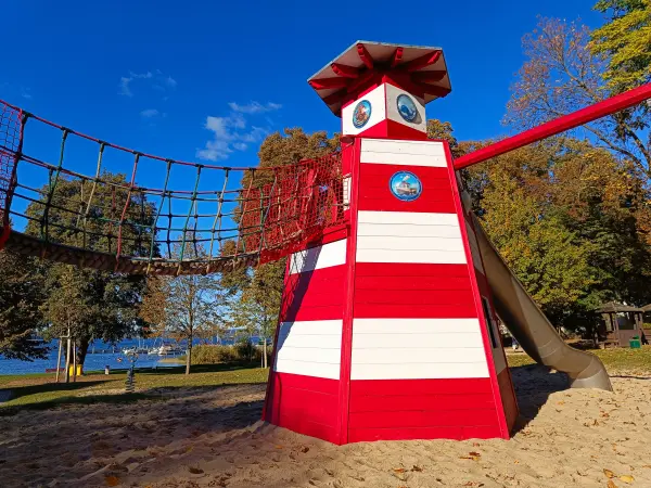 202610190-17 - Spielplatz mit Leuchtturm in Diensdorf, Seenland Oder-Spree, Brandenburg, Deutschland