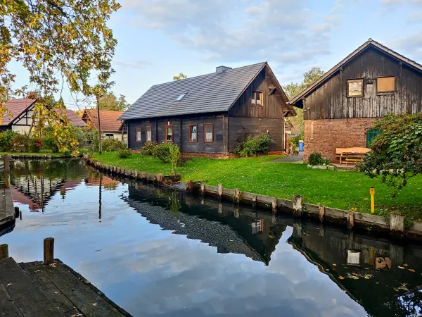 202310230-36 - Spreewaldhäuser in Lehde, Spreewald, Brandenburg, Deutschland
