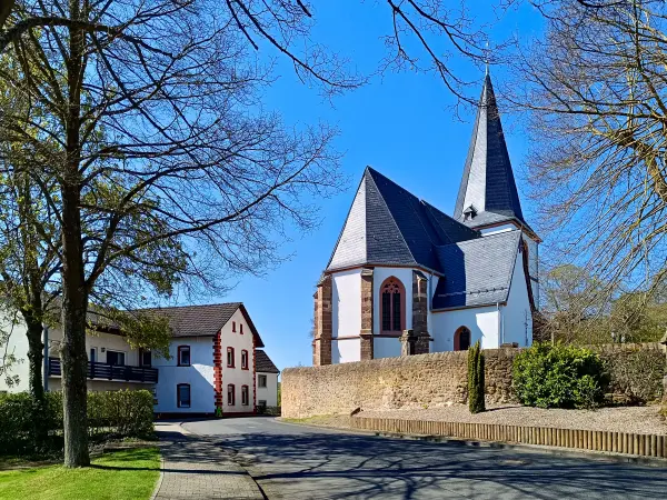 202604220-03 - St. Antonius in Dottel, Eifel, Nordrhein-Westfalen, Deutschland