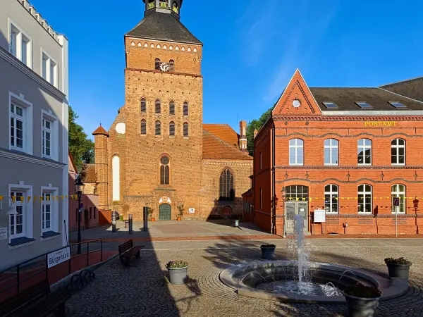202605040-40 - St. Maria und St. Nikolaus und ehemaliges Postamt in Sternberg, Mecklenburgische Seenplatte, Mecklenburg-Vorpommern, Deutschland