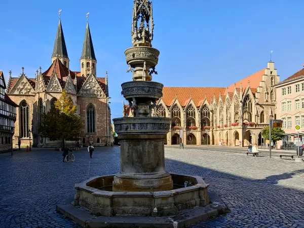 202210040-25 - St. Martini, Altstadtmarktbrunnen und Altstadtrathaus in Braunschweig, Niedersachsen, Deutschland