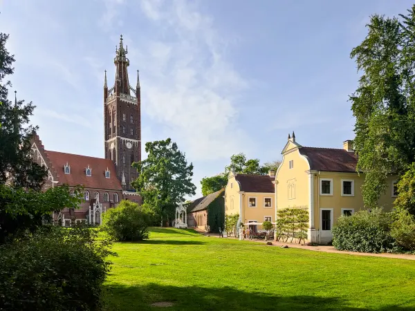 202310110-04 - St. Petri und Küchengebäude im Wörlitzer Park bei Wörlitz, Anhalt-Dessau-Wittenberg, Sachen-Anhalt, Deutschland