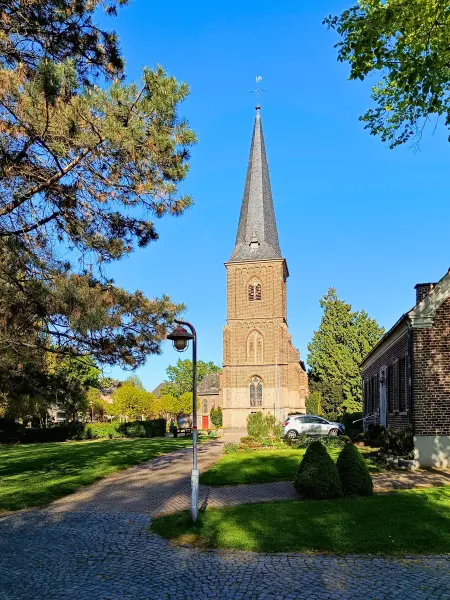 202604250-32 - St. Willibrord in Wardt bei Xanten, Niederrhein, Nordrhein-Westfalen, Deutschland