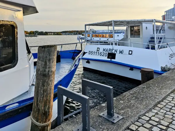 202310300-35 - Stadthafen von Waren, Mecklenburgische Seenplatte, Mecklenburg-Vorpommern, Deutschland