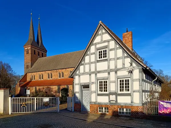 202512150-10 - Stadtkirche Kirchhain und Gemeindehaus in Doberlug-Kirchhain, Elbe-Elster-Land, Brandenburg, Deutschland