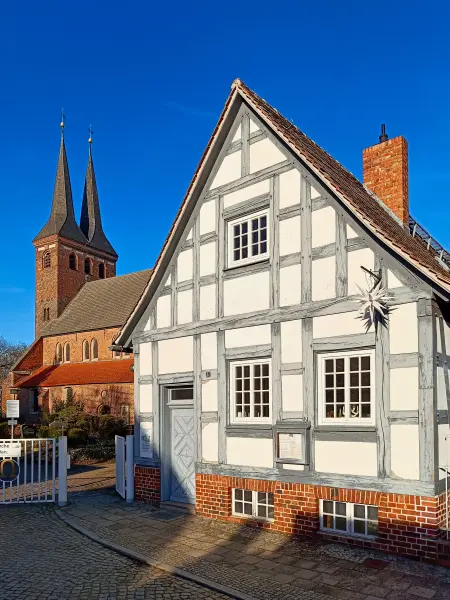 202512150-11 - Stadtkirche Kirchhain und Gemeindehaus in Doberlug-Kirchhain, Elbe-Elster-Land, Brandenburg, Deutschland