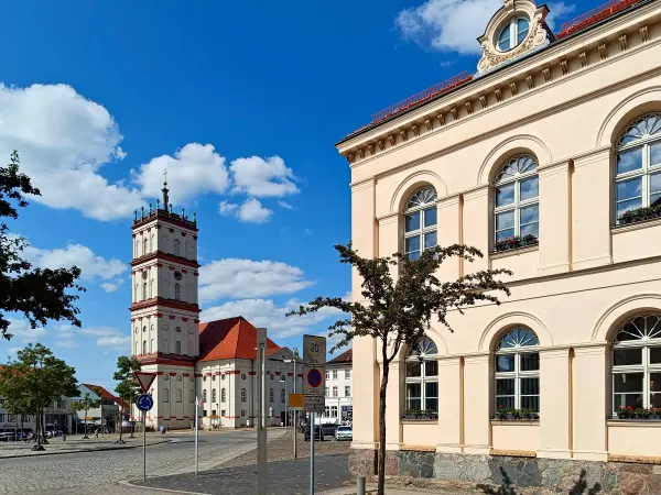 202506030-03 - Stadtkirche und Rathaus in Neustrelitz, Mecklenburgische Seenplatte, Mecklenburg-Vorpommern, Deutschland