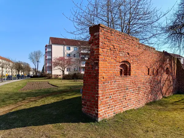 202603230-14 - Stadtmauer in Rathenow, Havelland, Brandenburg, Deutschland