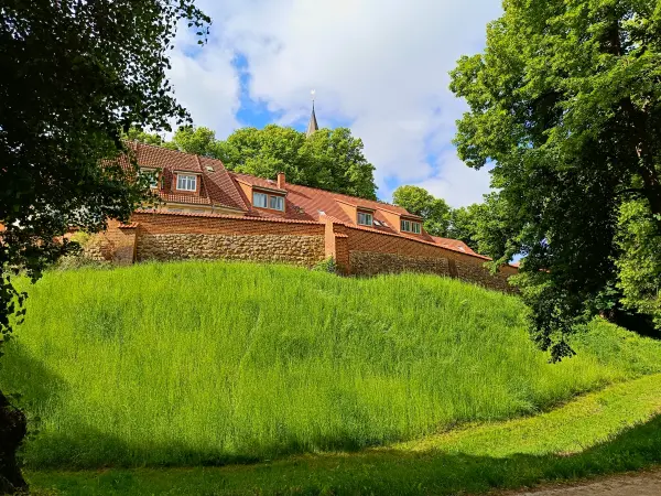 202605280-01 - Stadtmauer in Sternberg, Mecklenburgische Seenplatte, Mecklenburg-Vorpommern, Deutschland