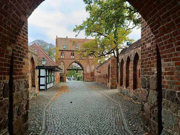 202510210-47 - Stargarder Tor in Neubrandenburg, Mecklenburgische Seenplatte, Mecklenburg-Vorpommern, Deutschland