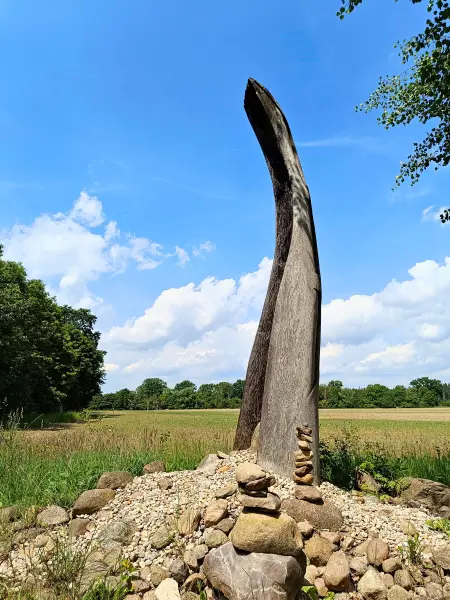 202505310-10 - »Steinquelle« auf dem Kunstwanderweg, Fläming, Brandenburg, Deutschland