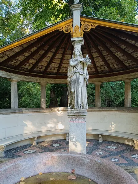202609120-02 - Stibadium im Schlossgarten Glienicke, Berlin, Deutschland