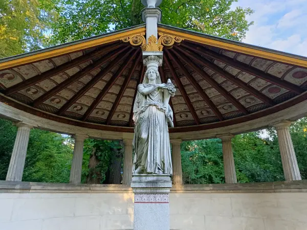 202609180-08 - Stibadium im Schlossgarten Glienicke, Berlin, Deutschland