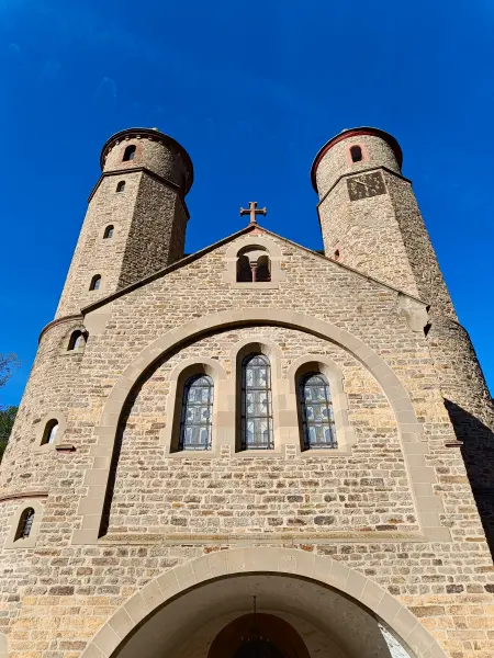 202604240-35 - Stiftskirche St. Chrysanthus und Daria in Bad Münstereifel, Eifel, Nordrhein-Westfalen, Deutschland