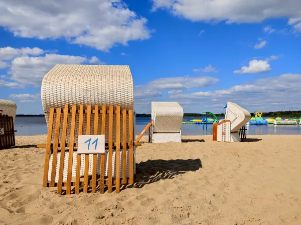 202309150-13 - Strand am Senftenberger See bei Großkoschen, Lausitz, Brandenburg, Deutschland