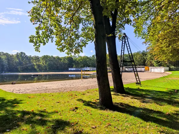 202310080-25 - Strandbad im Volkspark Jungfernheide in Siemensstadt, Berlin, Deutschland