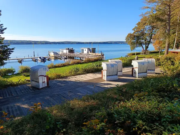 202610190-21 - Strandkörbe am Scharmützelsee bei Pieskow, Seenland Oder-Spree, Brandenburg, Deutschland