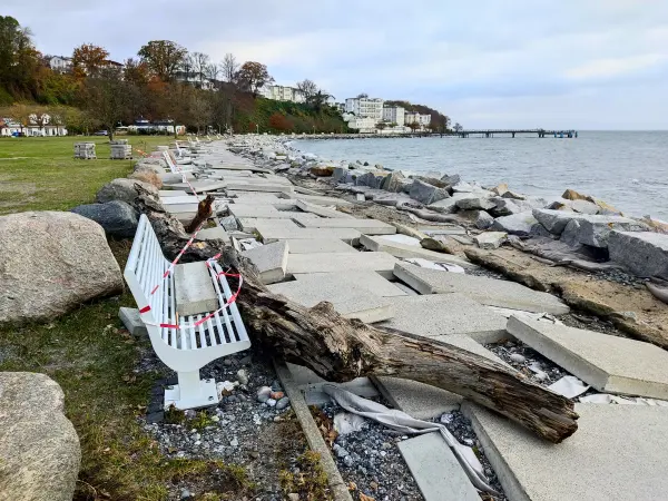 202311070-03 - Sturmschaden an der Strandpromenade in Sassnitz, Rügen, Mecklenburg-Vorpommern, Deutschland