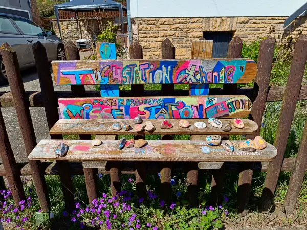 202604220-15 - Tauschstation für Eifelsteine in Urfey, Eifel, Nordrhein-Westfalen, Deutschland