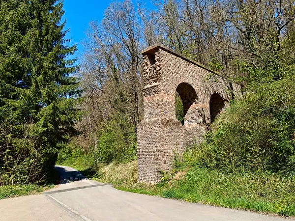 202604220-32 - Teilrekonstruktion eines römischen Aquädukts bei Vussem, Eifel, Nordrhein-Westfalen, Deutschland