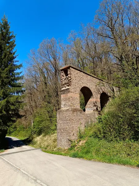 202604220-33 - Teilrekonstruktion eines römischen Aquädukts bei Vussem, Eifel, Nordrhein-Westfalen, Deutschland