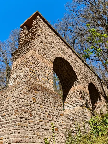 202604220-34 - Teilrekonstruktion eines römischen Aquädukts bei Vussem, Eifel, Nordrhein-Westfalen, Deutschland