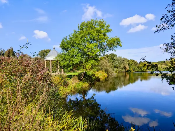 202210040-33 - Tempel am Spielmannsteich in Braunschweig, Niedersachsen, Deutschland