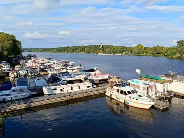 202507150-11 - Tiefer See an der Humboldtbrücke, Potsdam, Brandenburg, Deutschland