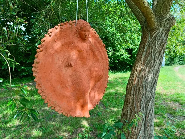 202607210-03 - Tonrelief im Schlosspark Nennhausen, Havelland, Brandenburg, Deutschland