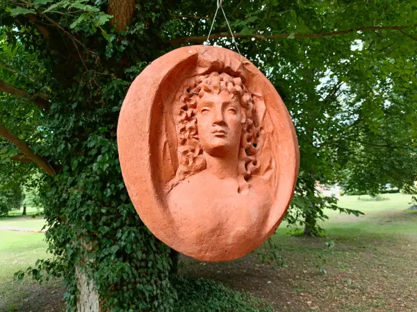 202607210-06 - Tonrelief im Schlosspark Nennhausen, Havelland, Brandenburg, Deutschland