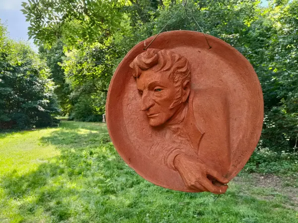 202607210-09 - Tonrelief im Schlosspark Nennhausen, Havelland, Brandenburg, Deutschland