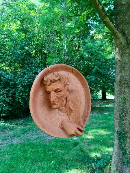 202607210-10 - Tonrelief im Schlosspark Nennhausen, Havelland, Brandenburg, Deutschland