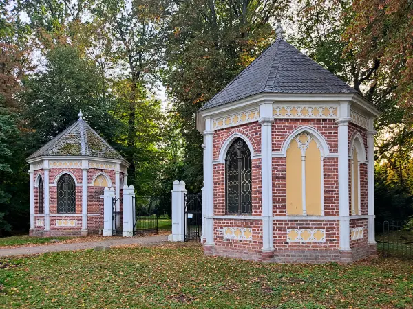 202310110-42 - Torhäuser im Luisium bei Dessau, Anhalt-Dessau-Wittenberg, Sachen-Anhalt, Deutschland