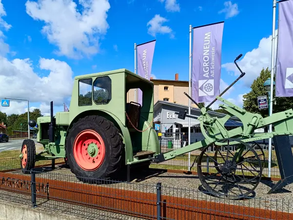 202508260-01 - Traktor am Agroneum in Alt Schwerin, Mecklenburgische Seenplatte, Mecklenburg-Vorpommern, Deutschland