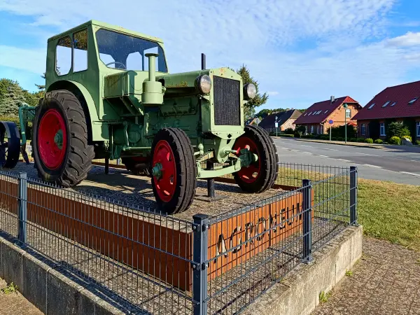202508260-02 - Traktor am Agroneum in Alt Schwerin, Mecklenburgische Seenplatte, Mecklenburg-Vorpommern, Deutschland