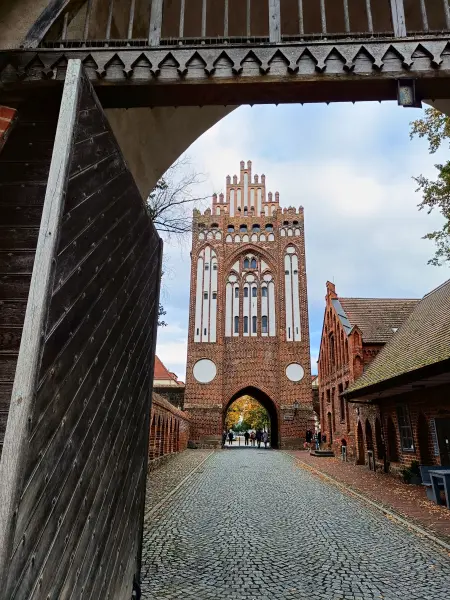 202510210-48 - Treptower Tor in Neubrandenburg, Mecklenburgische Seenplatte, Mecklenburg-Vorpommern, Deutschland
