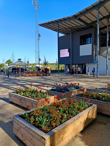 202604231-16 - Tribünengebäude am Stadtpark in Neuss, Niederrhein, Nordrhein-Westfalen, Deutschland