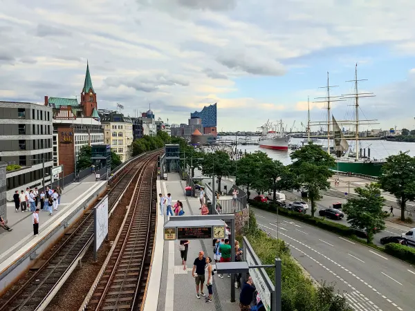 202308231-08 - U-Bahnhof Landungsbrücken in der Neustadt, Hamburg, Deutschland