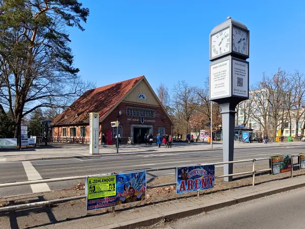 202603070-34 - U-Bahnhof Oskar-Helene-Heim, Berlin, Deutschland