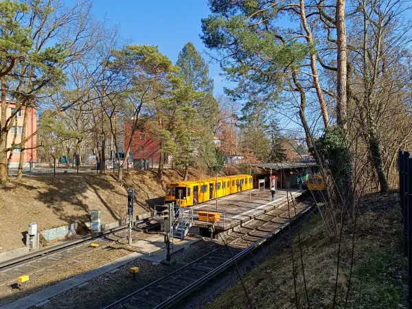202603070-35 - U-Bahnhof Oskar-Helene-Heim, Berlin, Deutschland