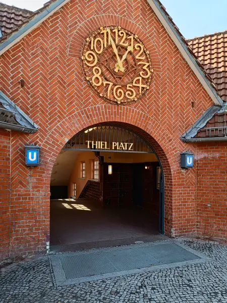 202603070-32 - U-Bahnhof Thielplatz, Berlin, Deutschland