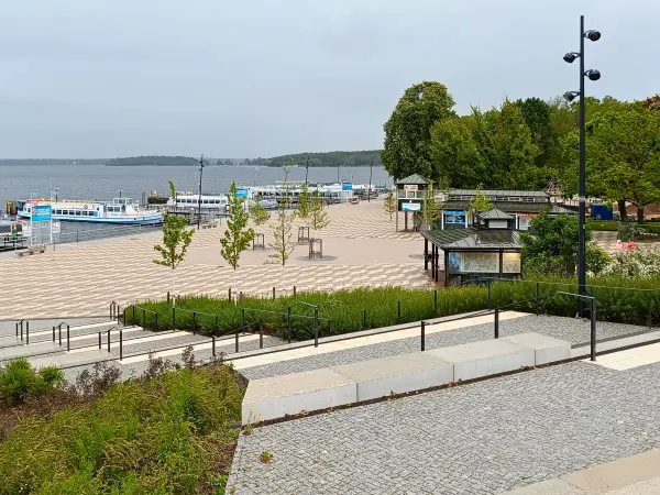 202605120-14 - Uferpromenade am Wannsee, Berlin, Deutschland