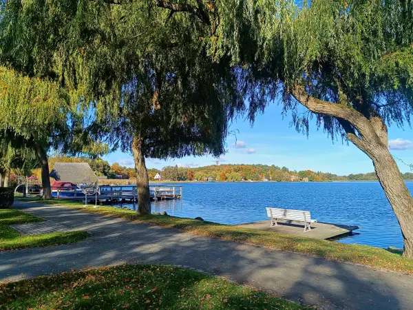 202510130-23 - Uferpromenade in Krakow am See, Mecklenburgische Seenplatte, Mecklenburg-Vorpommern, Deutschland